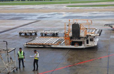DON-MUEANG, BANGKOK - MAYIS 2018: Uçak hangarı yakınlarındaki Apron 'daki hizmetler için yer destek ekipmanları beklemede.