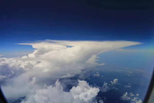 美丽的白云和蓝天的雨云 从飞机窗上看 — 图库照片