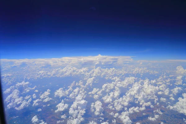 Όμορφα Άσπρα Σύννεφα Μπλε Ουρανό Θέα Από Αεροπλάνο — Φωτογραφία Αρχείου