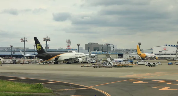 Narita Japan Μάιος 2018 Αεροπλάνο Μεταφοράς Εμπορευμάτων Στο Αεροδρόμιο Narita — Φωτογραφία Αρχείου