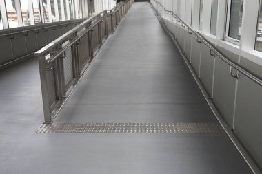 Yaya yolu, koridor ya da tren istasyonu ile havaalanı arasındaki koridor..