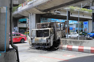 BANGKOK THAILAND - 2021: Bangkok 'ta yanan polis aracı, isyan karşıtı eylemler nedeniyle protestocular tarafından tamamen yakıldı.