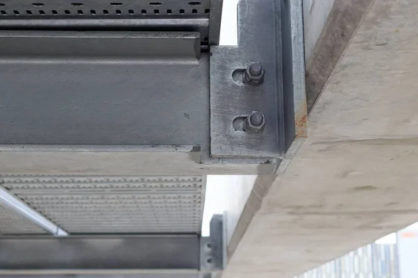 钢结构梁螺纹的金属支承螺栓 — 图库照片
