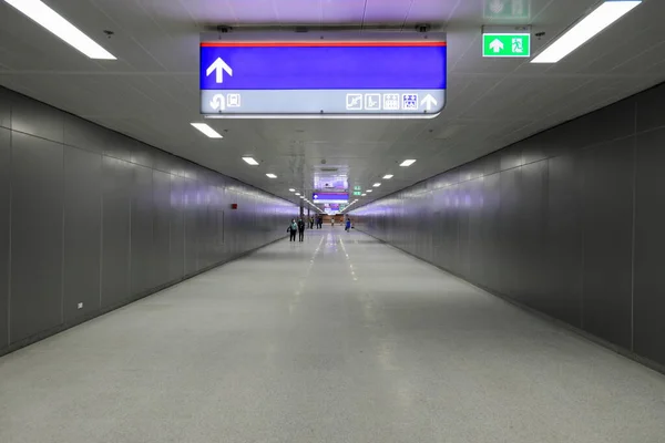 Pedonal Corredor Corredor Entre Estação Ferroviária Edifício Aeroporto — Fotografia de Stock