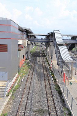 Banliyö tren istasyonu, seyahat ve ulaşım konseptinde çift kanallı demiryolu veya tren rayları.