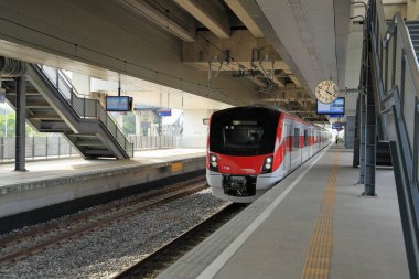 Bangkok Büyükşehir Bölgesi 'ne hizmet veren Kırmızı Hat Toplu Taşımacılık Sistemi tren istasyonundaki platformda. .