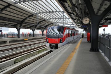 Bangkok Büyükşehir Bölgesi 'ne hizmet veren Kırmızı Hat Toplu Taşımacılık Sistemi tren istasyonunun üst katındaki platformda yer alıyor. .