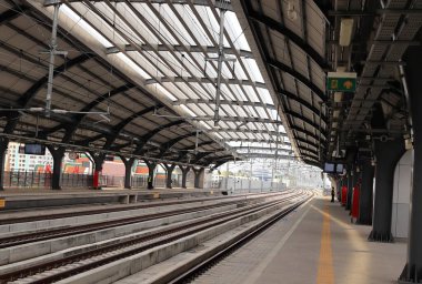 perspektif görünümlü boş yeni tren istasyonu platformu.