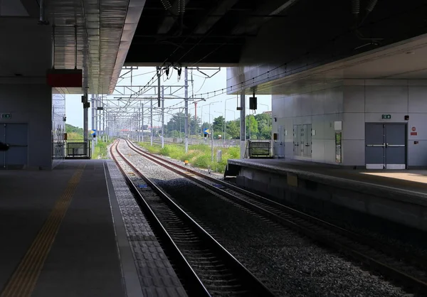 Nova Plataforma Estação Ferroviária Vazia Com Vista Para Perspectiva — Fotografia de Stock