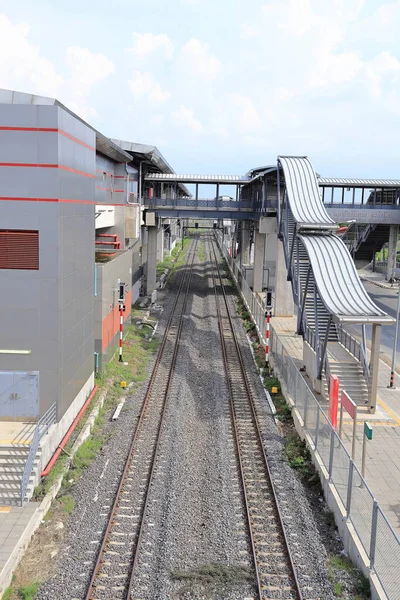 郊外の鉄道駅 旅行及び交通の概念における複線鉄道又は列車の線路 — ストック写真