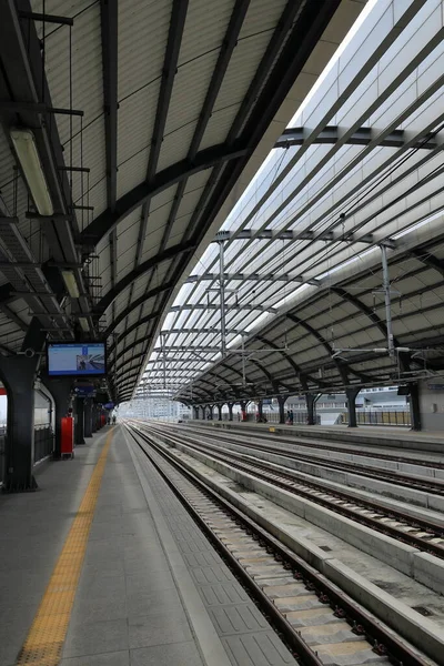 Nuova Piattaforma Della Stazione Ferroviaria Vuota Durante Situazione Covid Con — Foto Stock
