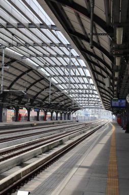 Covid-19 durumu sırasında perspektif görüşü olan boş yeni bir tren istasyonu platformu. portre resim yönelimi.