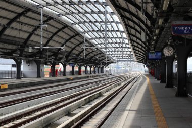 Covid-19 durumu sırasında perspektif görüşü olan boş yeni bir tren istasyonu platformu. peyzaj resim yönelimi.