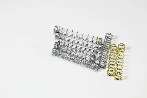各种用途的金属弹簧 许多小铬弹簧 白色背景的金属弹簧 — 图库照片