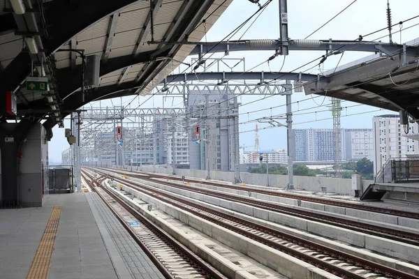 Nuova Piattaforma Vuota Della Stazione Ferroviaria Con Vista Prospettica — Foto Stock