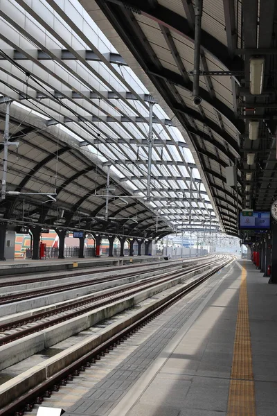 Nuova Piattaforma Della Stazione Ferroviaria Vuota Durante Situazione Covid Con — Foto Stock