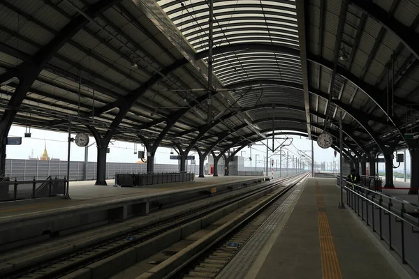 Nueva Plataforma Estación Tren Vacía Con Vista Perspectiva — Foto de Stock