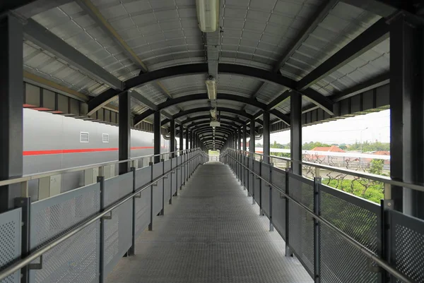 Percorso Pedonale Corridoio Corridoio Tra Stazione Ferroviaria Altro Edificio — Foto Stock