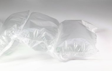 Plastik şeffaf hava ambalajı, hava yastıklı şeffaf plastik ambalaj. Şişirilebilir hava yastığı beyaz arkaplanda izole edildi.