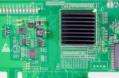 Elektronik ya da bilgisayar devre kartlarında siyah alüminyum ısıtıcı. Kapat..