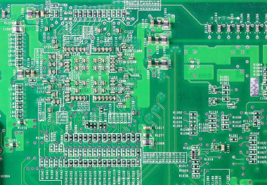 Birçok elektriksel bileşeni olan eski yazdırılmış devre kartı.