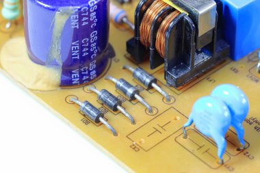 Elektronik devre kartında diyot. Analog devre kartı sistemi. Tamir, bakım teknolojisi ekipman konsepti, elektronik bileşenli basılı devre kartı, elektronik devre kartı.