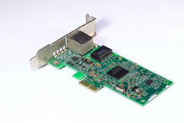 Yüksek performanslı ethernet gigabit kontrol kartı üzerinde tek bir ethernet portu beyaz arkaplanda düşük profilli izole
