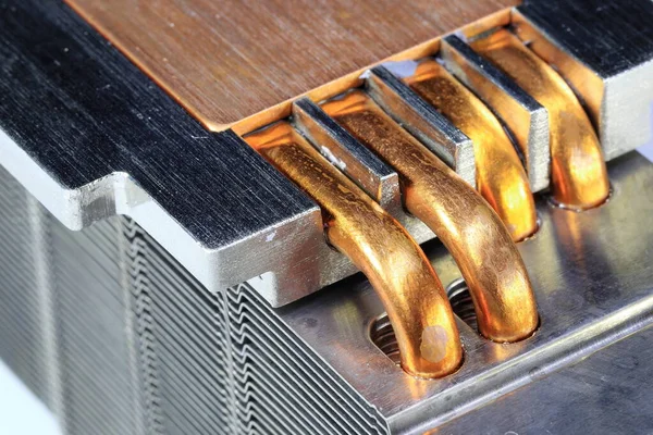 Alüminyum yüzgeçli pasif işlemci soğutucusu ve beyaz arka planda izole bakır ısı borusu yapısı yakın çekim görüntüsü.