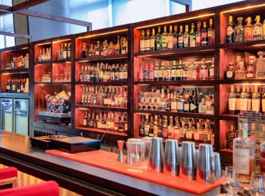 Lüks bir otel barında üst sınıf bir içki çeşidi..