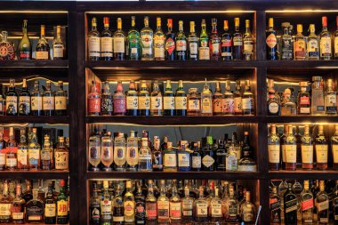 Lüks bir otel barında üst sınıf bir içki çeşidi..