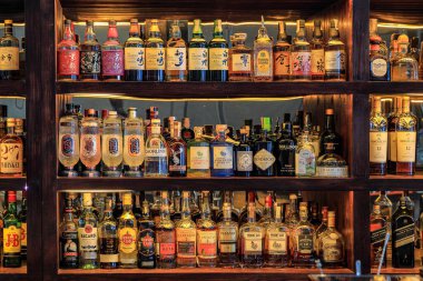 Lüks bir otel barında üst sınıf bir içki çeşidi..