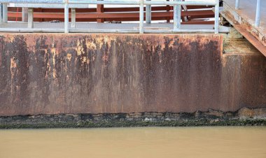 Rıhtımdaki metaller paslanmış. Metal aşınması. Kaynakta pas ve aşınma var. Çürütücü pas, eski demir, paslı doku..