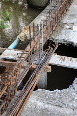 Yol inşaatı, onarım ve onarım yolu yüzeyi, metal bir şebekeye beton dökülmesi..