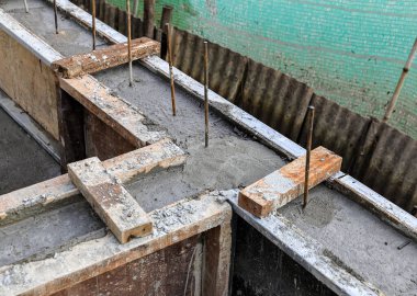 Yol inşaatı, onarım ve onarım yolu yüzeyi, metal bir şebekeye beton dökülmesi..