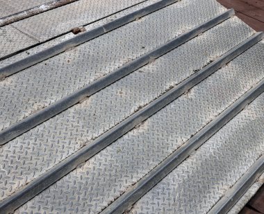 Rampa paslı paslı çelik panelden yapılmış. Turuncu paslı tabaka.