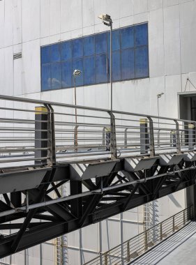 Yaya yolu, koridor ya da bina arasında koridor.