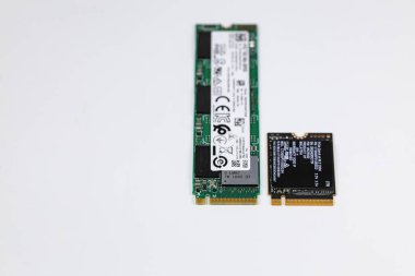 M2 2230 ve 2280 formlarında NVME PCIe katı hal sürüşü beyaz arka planda izole edildi.