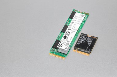 Metal zemin üzerinde izole edilmiş M.2 2230 ve 2280 formunda NVME PCIe katı hal sürücüsü.