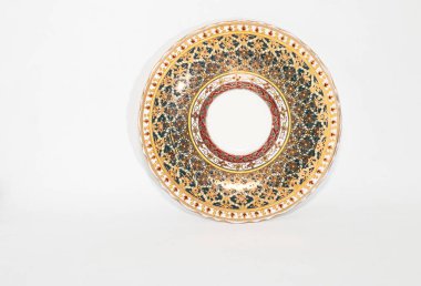 Antika Tayland seramik porselenleri, beyaz arka planda izole edilmiş Benjarong tabağı.