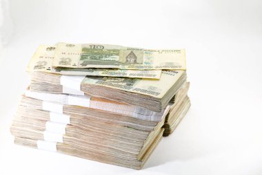 Bir sürü Rus Rublesi, yığınla banknot, tomar tomar para, kağıt para. Finansal başarı, yatırım ve zenginlik kavramı. Beyaz arkaplanda izole et.