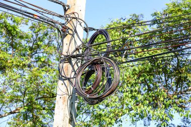 Kabloların ve kabloların kaosu, kabloların yeniden bağlanması için yedek kablo..
