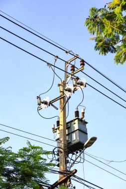 AC yüksek voltajlı güç transformatörü, Elektrik Transformatörü ve yüksek voltaj elektrik hatları.