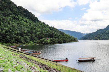 Khun Dan Prakan Chon Barajı üzerindeki baraj gölünde tekne turu. En büyük patenli beton baraj, Nakhon Nayok thailand.
