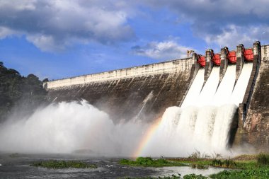 Khun Dan Prakan Chon Barajı 'nın sızıntısı. En büyük patenli beton baraj, Nakhon Nayok thailand.