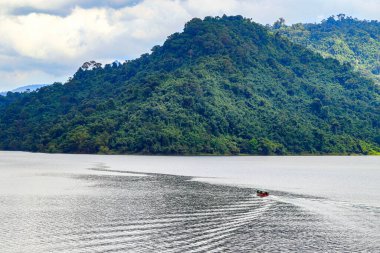 Khun Dan Prakan Chon Barajı üzerindeki baraj gölünde tekne turu. En büyük patenli beton baraj, Nakhon Nayok thailand.