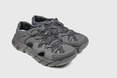 Bir çift günlük yürüyüş ayakkabısı, yürüyüş ayakkabısı beyaz arka planda izole..