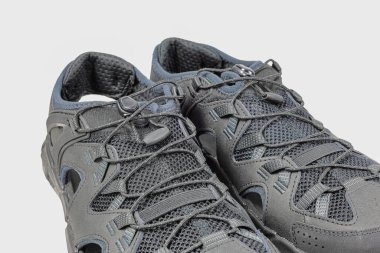 Günlük yürüyüş ayakkabıları, arka plan desenleri üzerindeki ayakkabı bağcıklarını kapat.