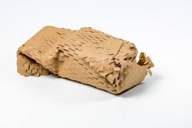 Çevre dostu ambalaj kağıdına sarılı paket, koruyucu ambalaj için hafif baloncuk ambalajı, karton geri dönüşümlü el işi kağıttan yapılmış çevre dostu bal peteği kağıdına altıgen şekil.