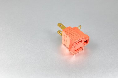 NEMA dolgu tipi B için turuncu eklentiler beyaz arkaplan üzerinde izole edilmiş topraklanmış kişi ile tip A 'ya dönüştürücüler.