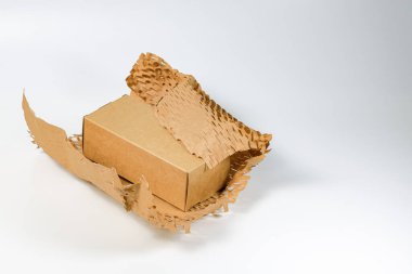 Çevre dostu ambalaj kağıdına sarılı paket, koruyucu ambalaj için hafif baloncuk ambalajı, karton geri dönüşümlü el işi kağıttan yapılmış çevre dostu bal peteği kağıdına altıgen şekil.